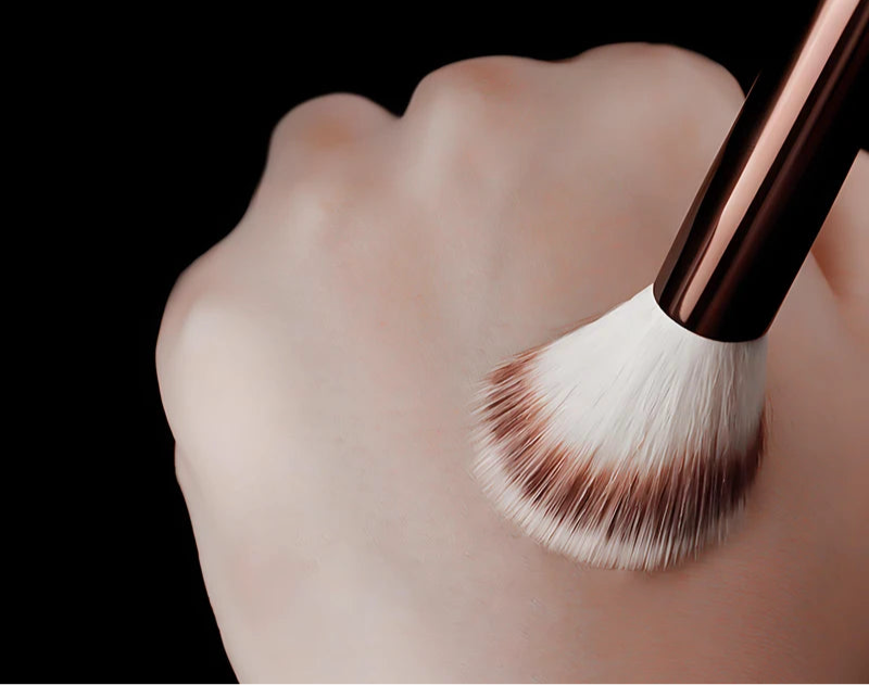 HOURGLASS No. 15 Angled Liquid Blush & Contour Brush – Pro Makeup Tool for Blending & Powder Application