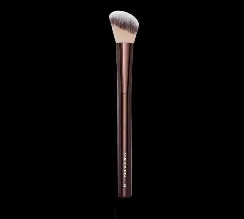 HOURGLASS No. 15 Angled Liquid Blush & Contour Brush – Pro Makeup Tool for Blending & Powder Application