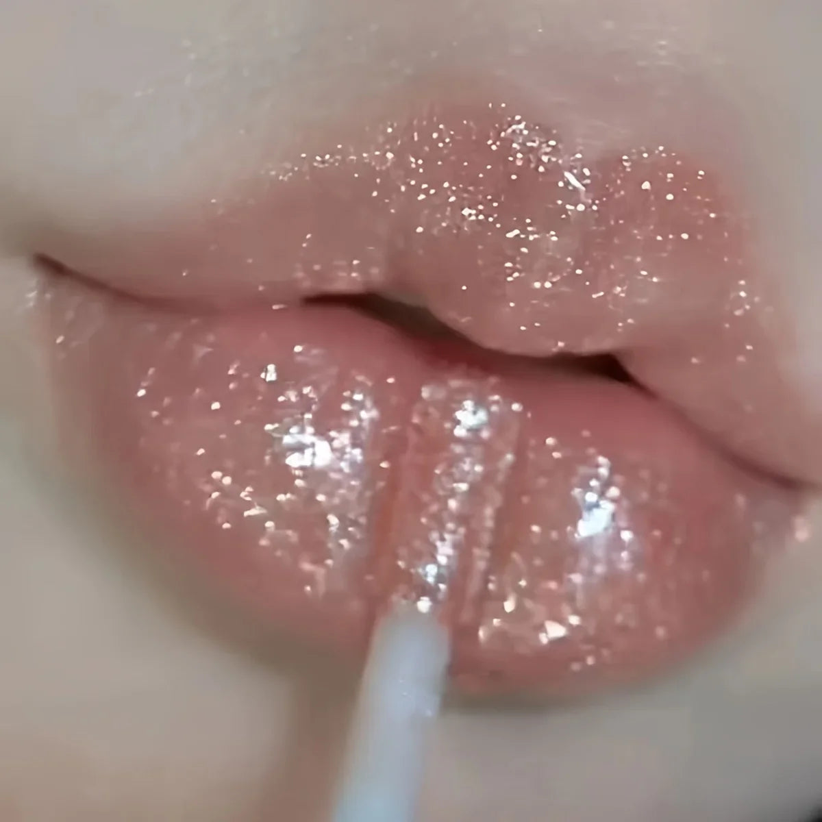 Sparkling Metallic Lip Gloss – Golden Shine, Moisturizing Gel, Anti-Cracking (Winter-Ready)